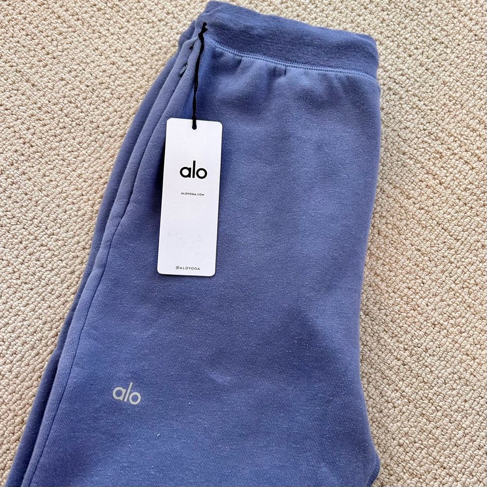 Men’s Medium Alo Yoga Triumph Sweatpant. NWT